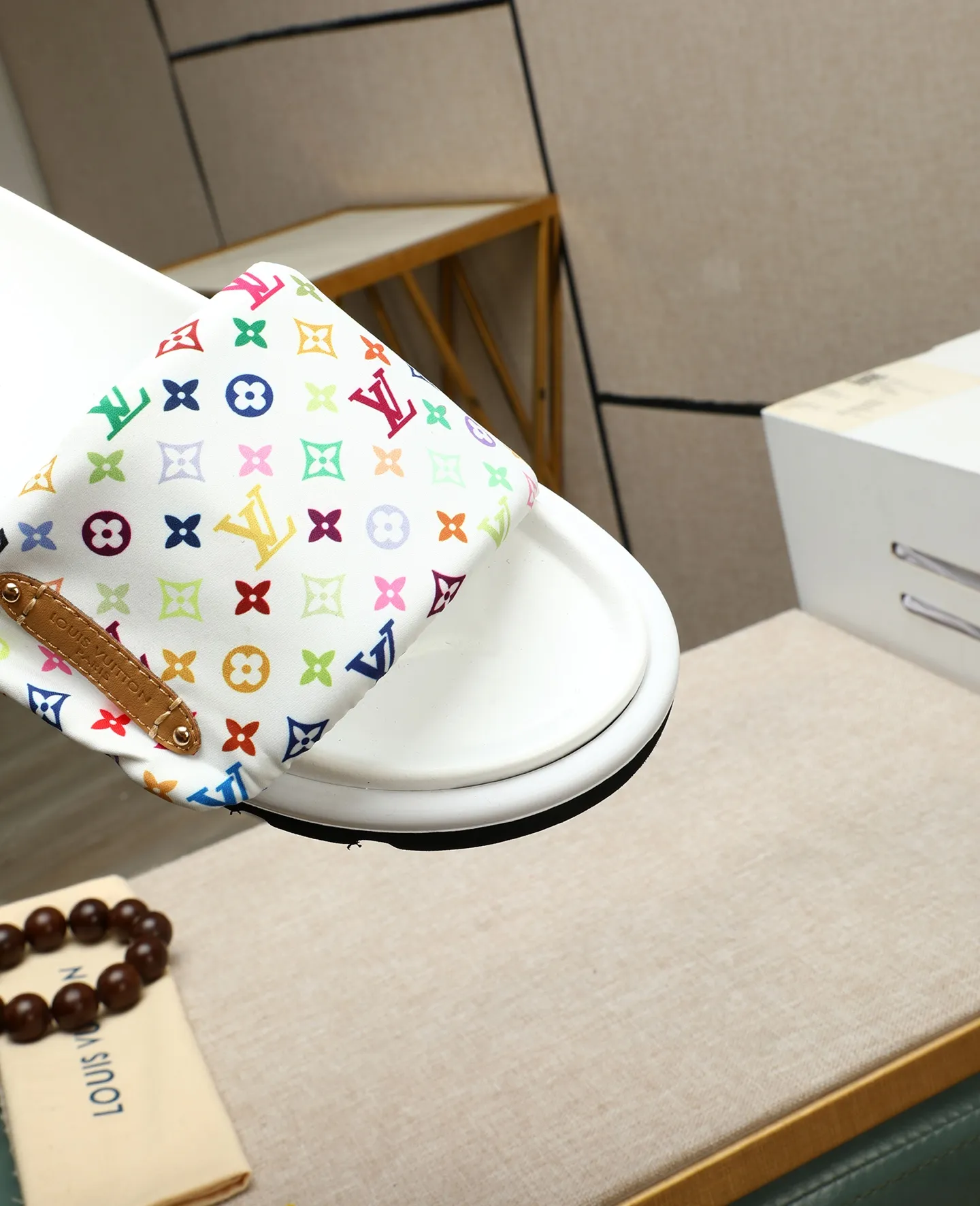 Factory price 360 ​​🐢🐢Men's shoes for couples, with drawer box [LOUIS VUITTON] Louis Vuitton, the latest LV official website printed wallet and men's and women's slippers 🔥🔥🔥 are now on the market. The drawer box is packaged with cloth bags and cards. The upper pattern looks very soft and waxy, and is a super versatile leg slimming tool. Fabric: Imported denim/down silk cotton embossed, LV hardware LOGO, official website pattern printing, lining: water-dyed sheepskin down filling, comfortable to wear, feet: high-elastic PU water platform. Sole: foam sole, heel height: about 5cm. Code number 36-44, (35 45 customized)